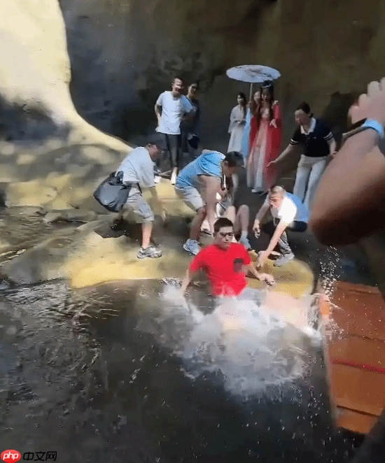 张继科回应在景区落水 不知被谁一脚踹水里了：网友直言太过分了