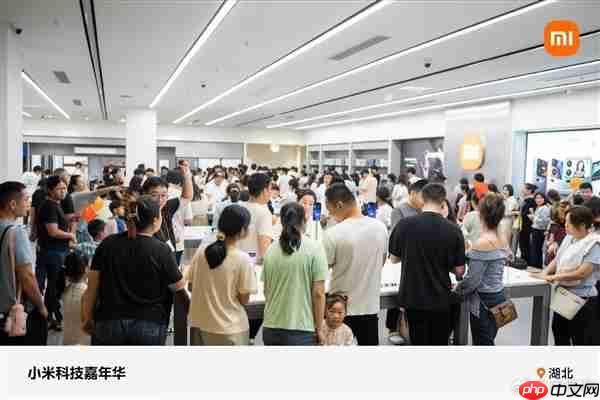 小米门店人山人海 卢伟冰:供应链团队驻厂 尽快供应小米17 Pro Max