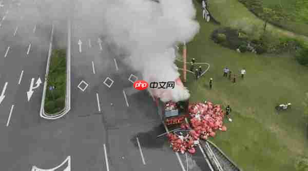 江西半挂车起火，20吨快递遭殃，近半数被烧毁