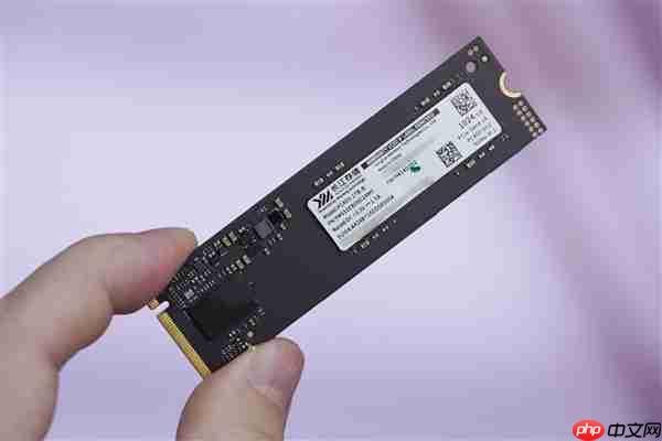 升级长江存储PC450固态硬盘 机械革命耀世16 Ultra图赏