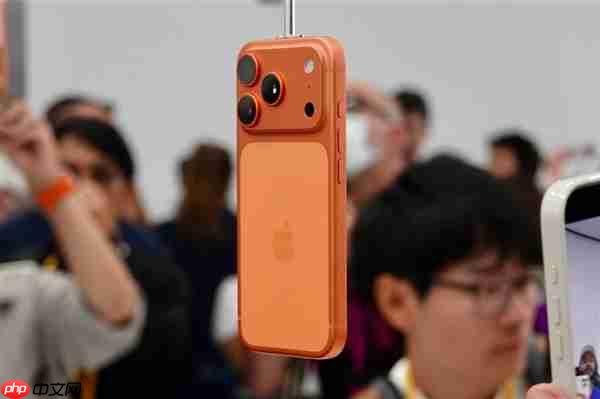 博主在苹果店用iPhone 17 Pro演示机制造划痕:视频引发争议