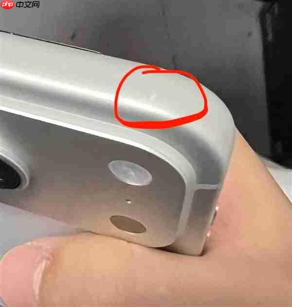第一批iPhone 17贴膜受害者出现了:贴膜工具把边框划伤 果粉心疼