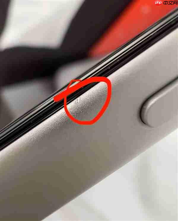 第一批iPhone 17贴膜受害者出现了:贴膜工具把边框划伤 果粉心疼