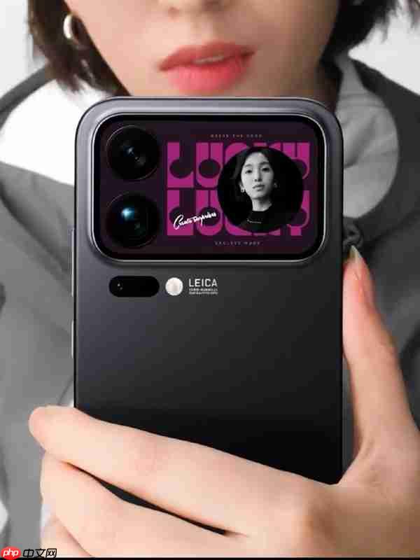 小米17 Pro系列背屏交互演示:支持自拍预览、接打电话、信息展示