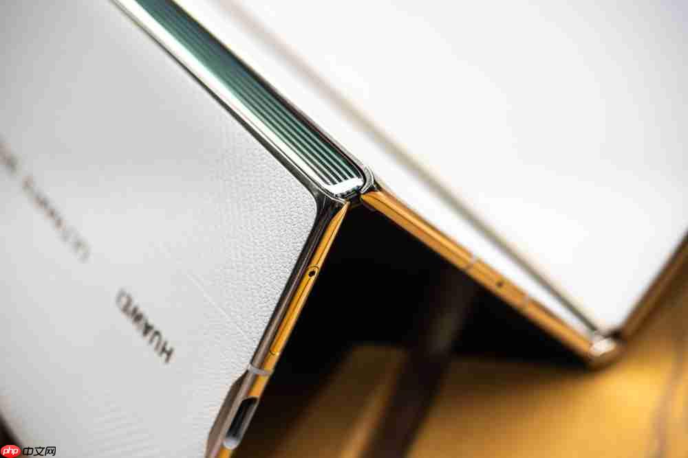 华为Mate XTs体验:降价2000元反而更强了,三折叠实用的开端?