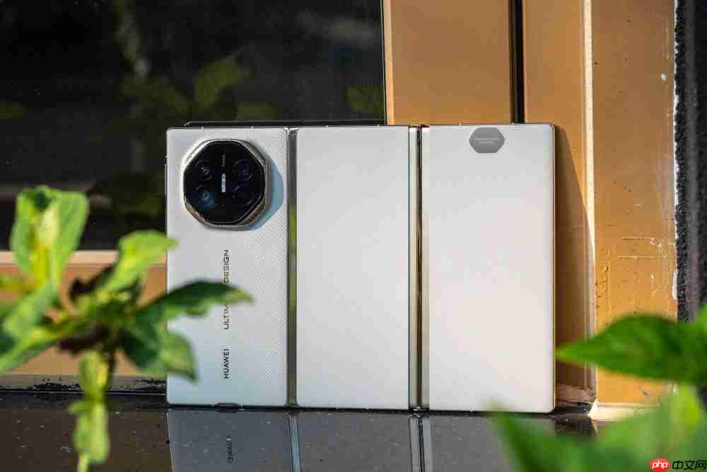 华为Mate XTs体验:降价2000元反而更强了,三折叠实用的开端?