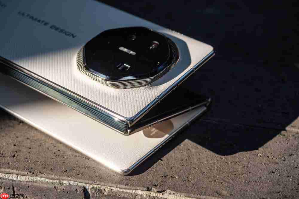 华为Mate XTs体验:降价2000元反而更强了,三折叠实用的开端?