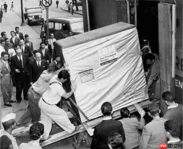 69年前 IBM发明第一块硬盘!容量只有3.75MB 但重达1吨