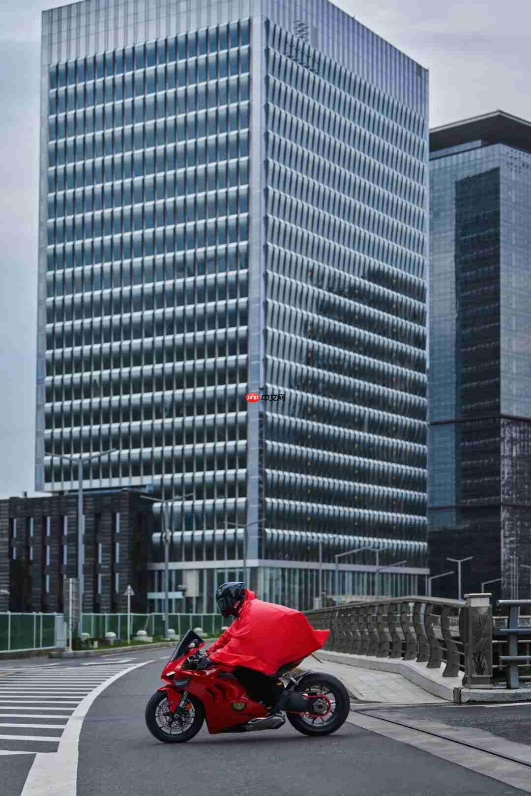 京东外卖:为全职骑手免费配置红斗篷雨衣