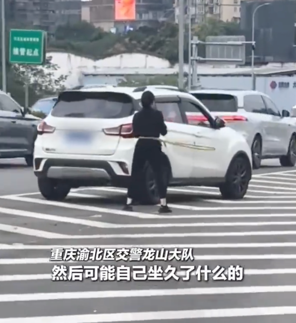 重庆一女子在高架桥上转呼啦圈 当地交警：会批评教育 - php中文网