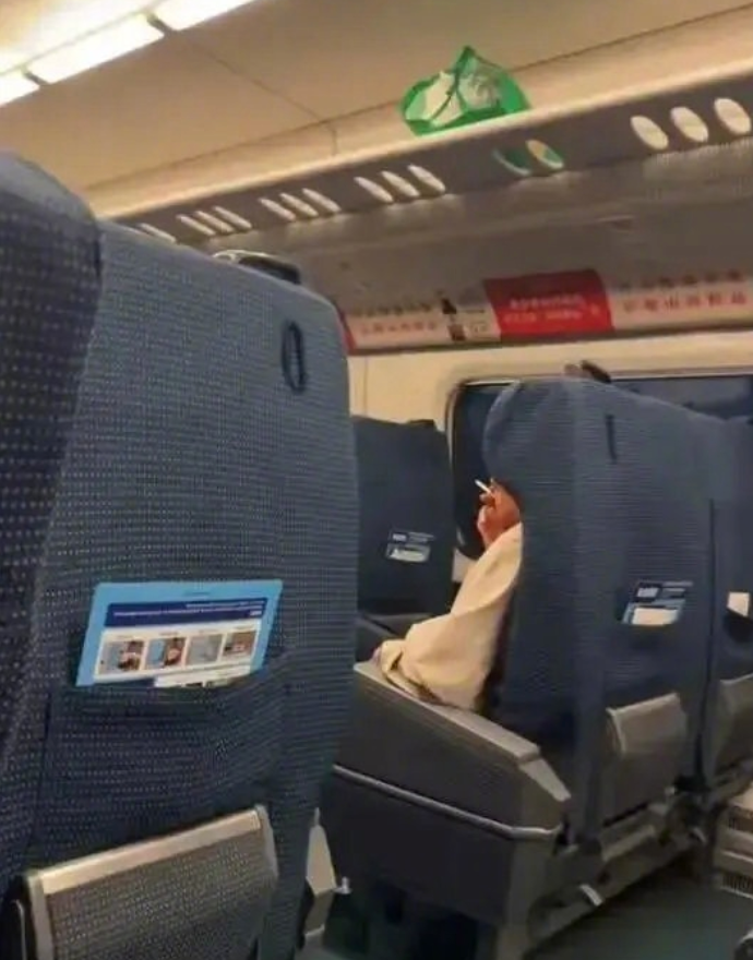 男子高铁座位上旁若无人抽烟的背后真相揭秘，事件详情解析