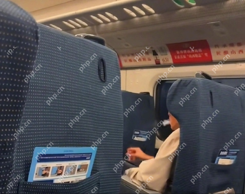 男子高铁座位上旁若无人抽烟是怎么回事?详情介绍 - php中文网