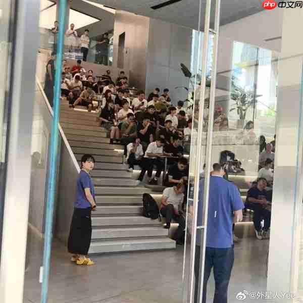 抢到赚到！大量顾客涌入华为门店：等待抢购Mate XTs非凡大师