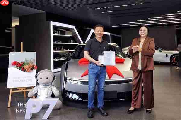 王凤英亲自交车!何小鹏喜提全新小鹏P7:没有鹏翼门的鹏翼版