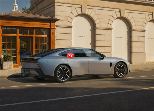 王凤英亲自交车!何小鹏喜提全新小鹏P7:没有鹏翼门的鹏翼版