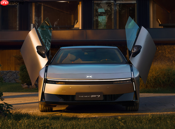 王凤英亲自交车!何小鹏喜提全新小鹏P7:没有鹏翼门的鹏翼版