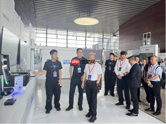 拓维信息携开鸿智谷首发“鸿蒙+星闪+AI”展区,亮相2025鸿蒙生态大会