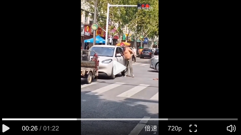 老头持板砖疯狂砸汽车:2025年9月最新暴力案件 - php中文网