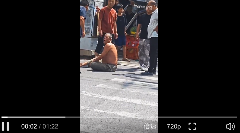 老头持板砖疯狂砸汽车:2025年9月最新暴力案件 - php中文网