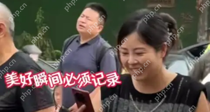 开学日家长开心到失去表情管理 网友:神兽投送成功! - php中文网