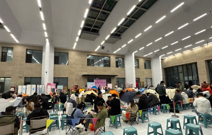 赛里木湖新人通宵排队领证背后的故事，新人排队搭帐篷背后的真相揭秘