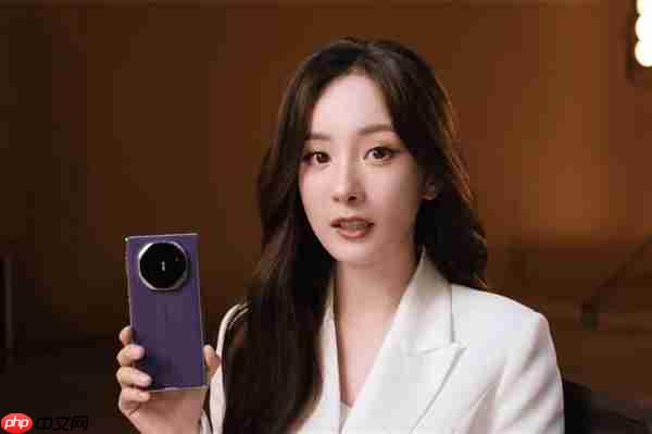 杨幂上手华为Mate XTs非凡大师:改文件看文件像用电脑一样