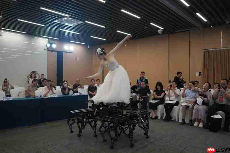 千樾铁马机器人亮相世界机器人大会重载 “硬汉” 演绎科技柔情