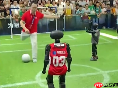 周鸿祎挑战机器人球技遭遇抢断，人机对决趣味横生！