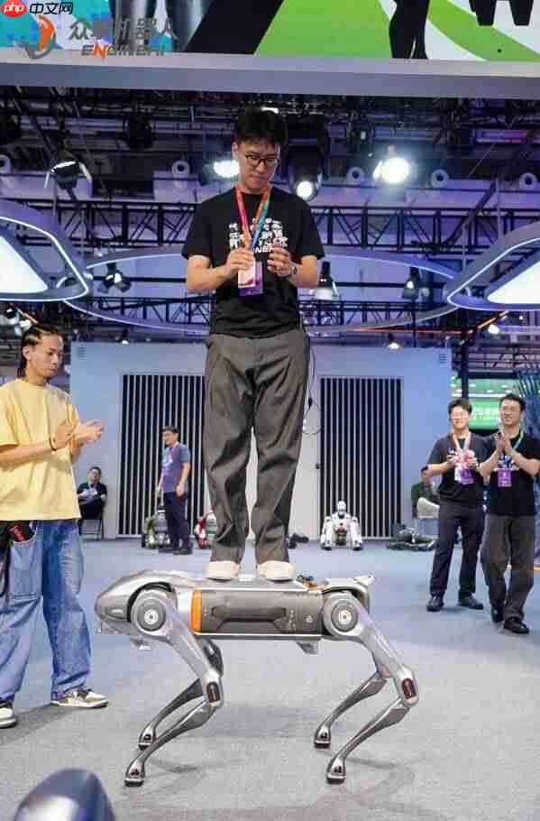 以技术突破为引擎,众擎亮相2025机器人博览会