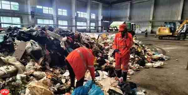 环卫工翻8吨垃圾找儿童手表到底值不值 专家:这是对基层工人的冷漠