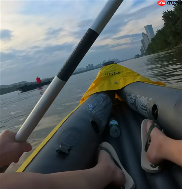 男子划船下班 25分钟车程划了3小时!家人:划得很好 下次别划了