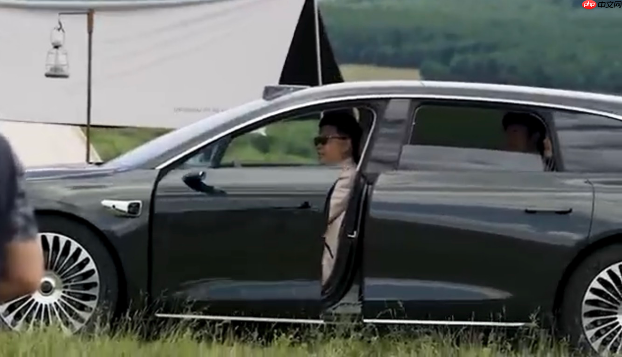 余承东亲测享界S9T智慧电动门，这才是豪华车该有的样子