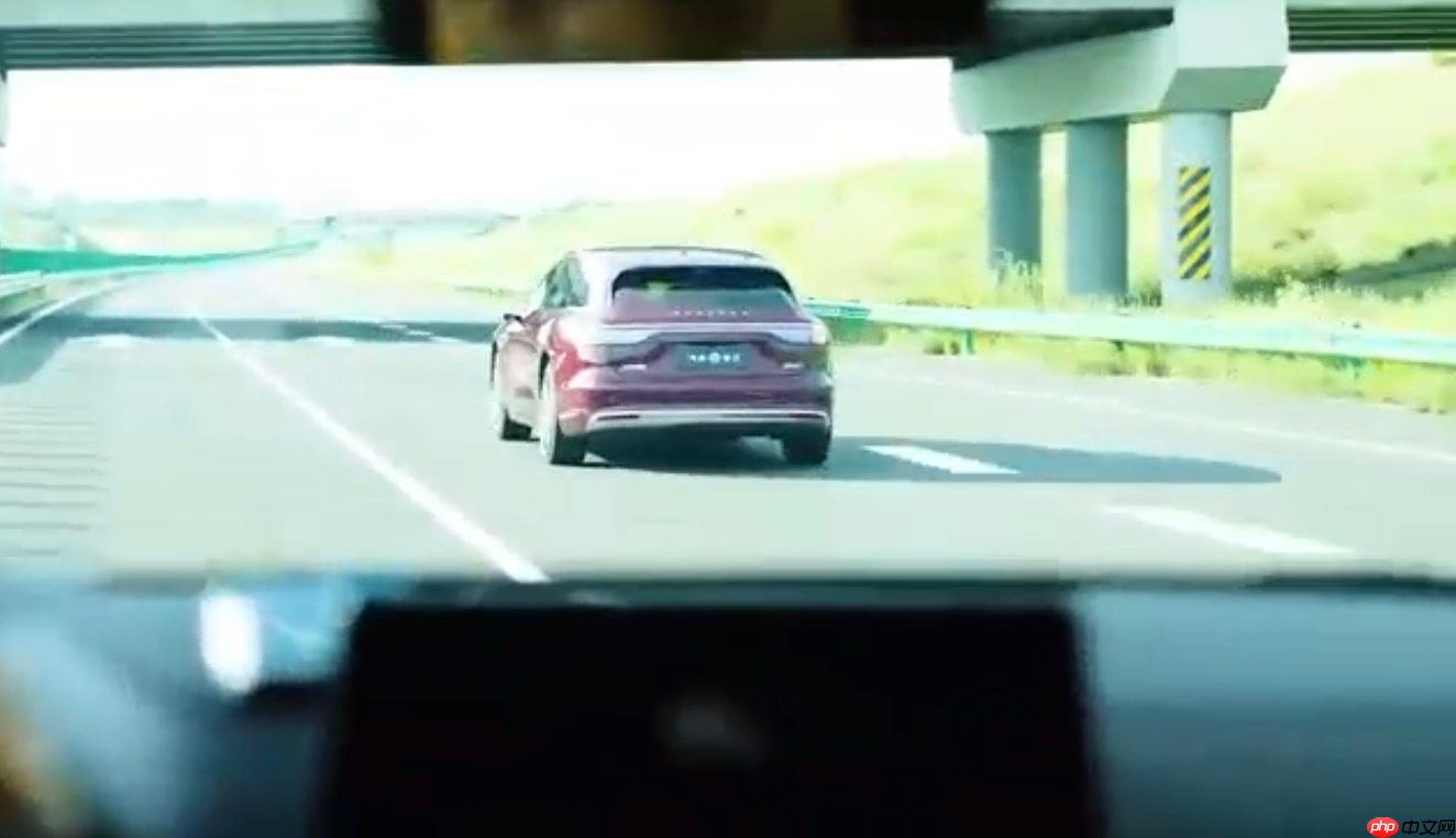 余承东亲测享界S9T智慧电动门，这才是豪华车该有的样子