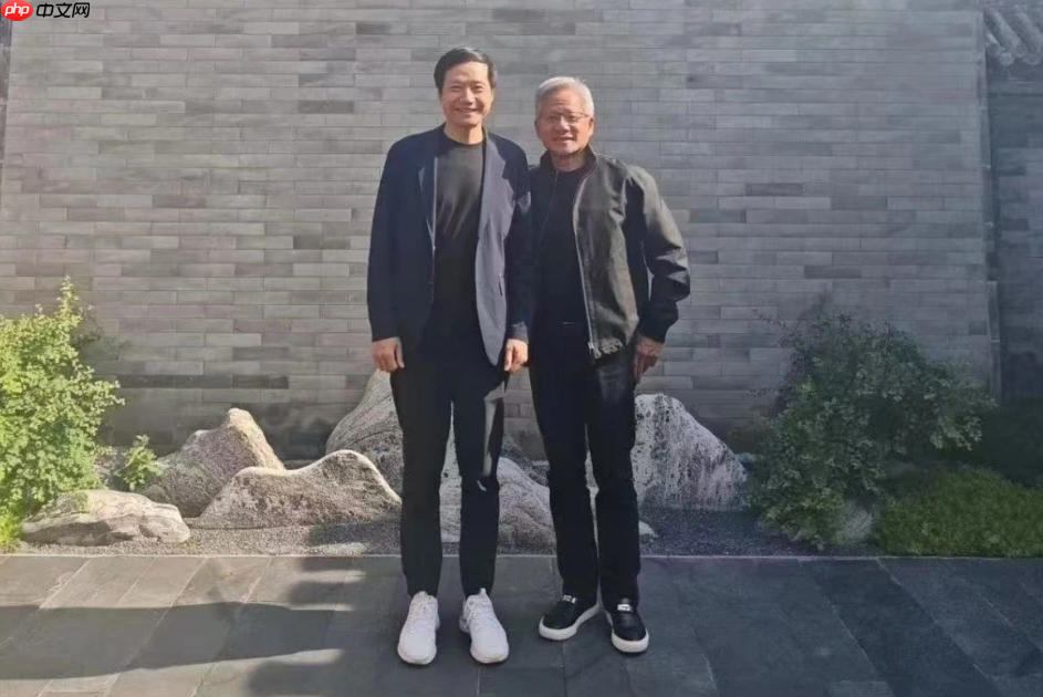 英伟达 CEO 黄仁勋今年第三次来华,与小米创始人雷军亲密合影曝光
