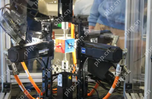 0.103秒!学生团队打破机器人最快还原魔方世界纪录