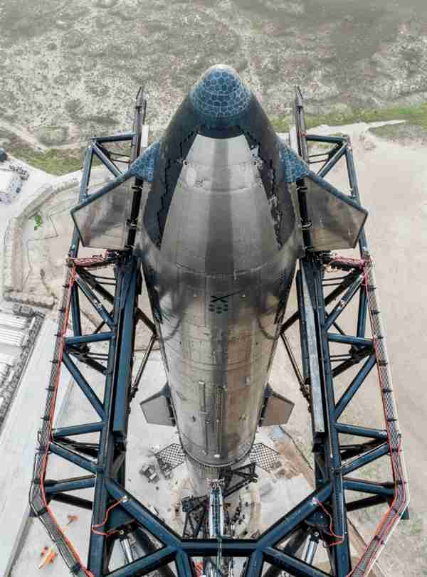 马斯克：“星舰”将于2026年搭载人形机器人登陆火星