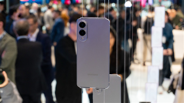 三星Galaxy S25 Edge亮相MWC:只能看 禁止上手