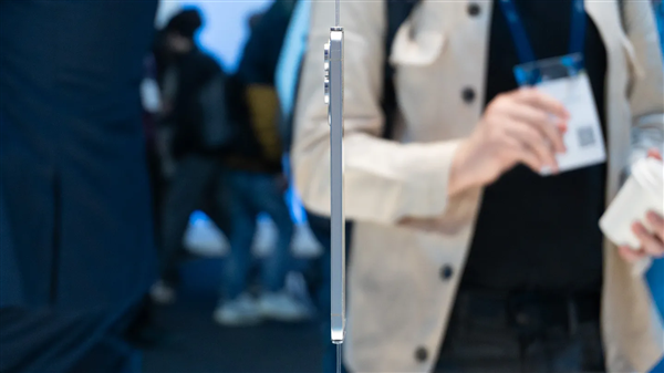 三星Galaxy S25 Edge亮相MWC:只能看 禁止上手