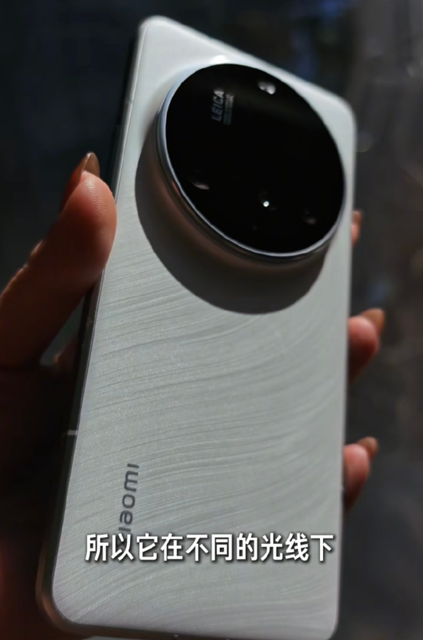 小米15 Ultra三配色真机首发上手:黑、白、双拼