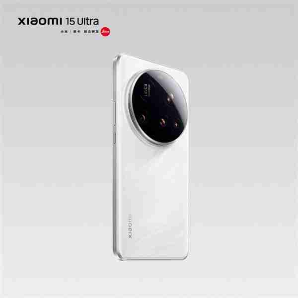 雷军晒小米15 Ultra黑白双配色:红色大师镜头环 白色太优雅了