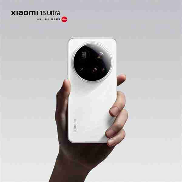 雷军晒小米15 Ultra黑白双配色:红色大师镜头环 白色太优雅了