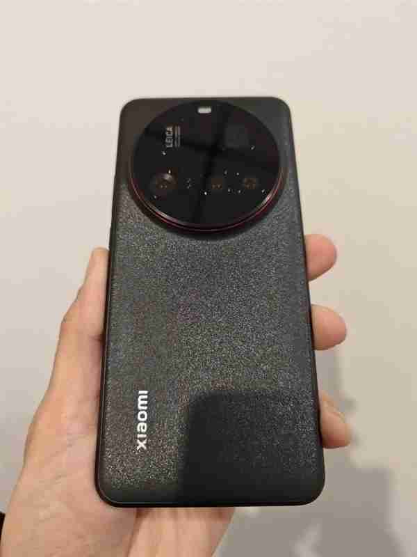 雷军晒小米15 Ultra全网首张样片:冲击行业最强长焦夜景!