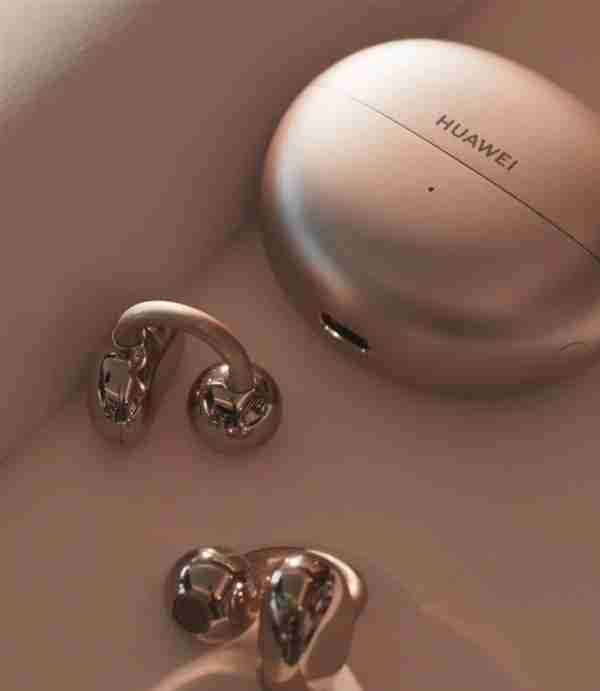 轻得飞起!余承东给网友推荐情人节礼物:玫瑰金配色 佩戴超舒适