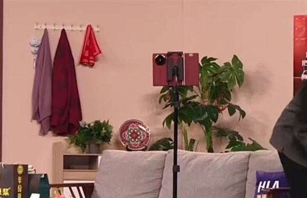 央视春晚“含华量”极高!华为Mate 70、Mate X6、三折叠等手机亮相