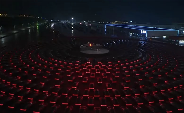 央视春晚“含华量”极高!华为Mate 70、Mate X6、三折叠等手机亮相