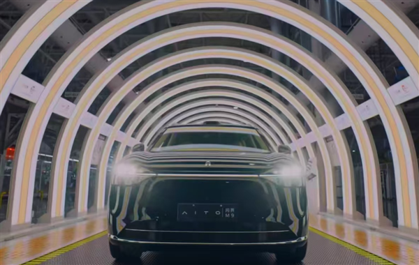 央视春晚“含华量”极高!华为Mate 70、Mate X6、三折叠等手机亮相