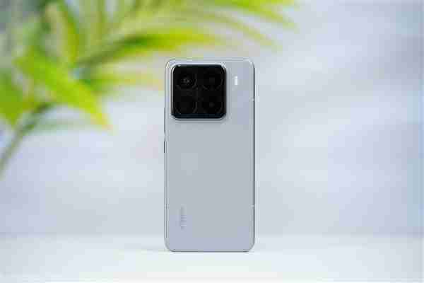 小米15系列销量突破200万:高端旗舰市场一骑绝尘