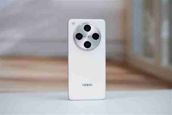 双潜望镜加持!OPPO Find X8 Ultra渲染图首曝:外观与Pro版几乎一致