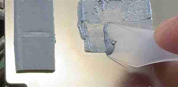 公版RTX 5090超薄结构仅需2插槽!依靠液态金属散热