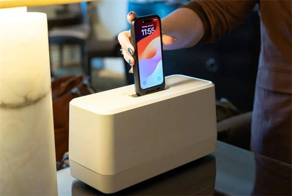 潮流是个轮回!美国公司推出手机换电站:2秒换电池